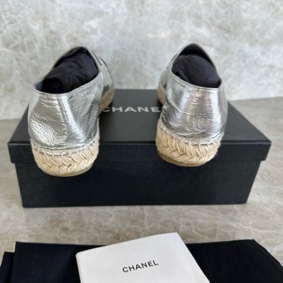 Chanel Metallic Silver Laminated Leather CC Logo Espadrille Flats Size 38 - Picture 5 of 8